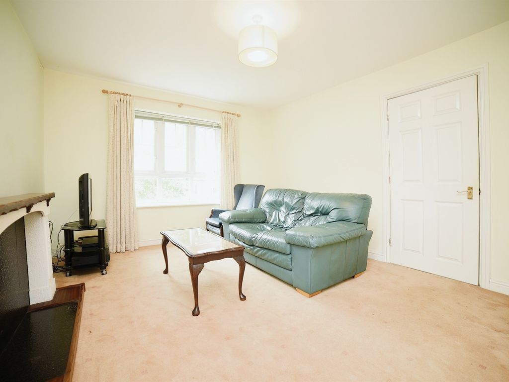 2 bed flat for sale in Madeira Court, Hull HU5, £90,000