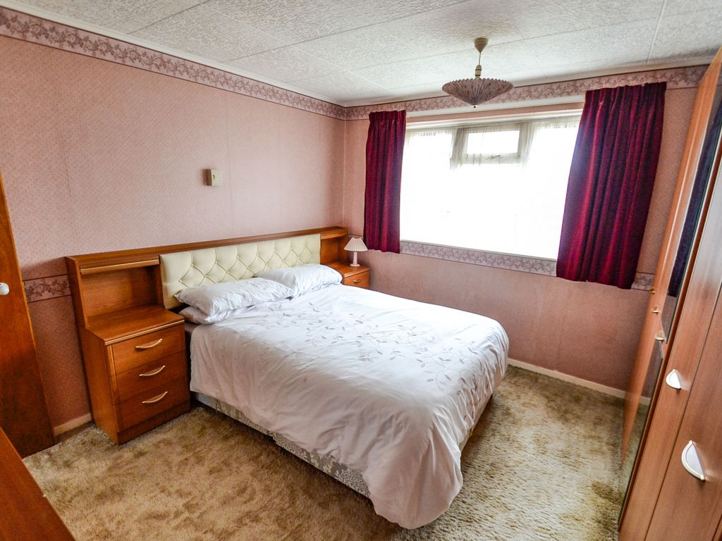 1 bed flat for sale in Ibscott Close, Dagenham RM10, £180,000
