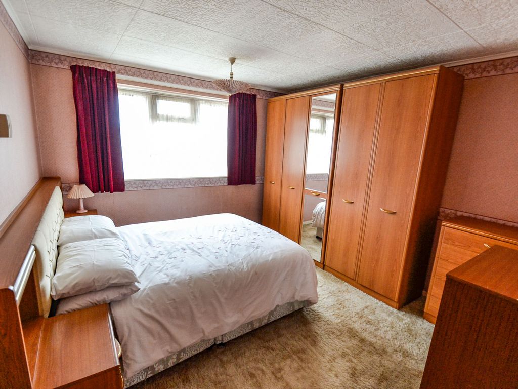 1 bed flat for sale in Ibscott Close, Dagenham RM10, £180,000