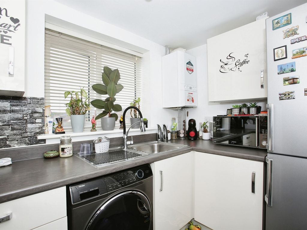 2 bed flat for sale in Great Mead, Yeovil BA21, £150,000