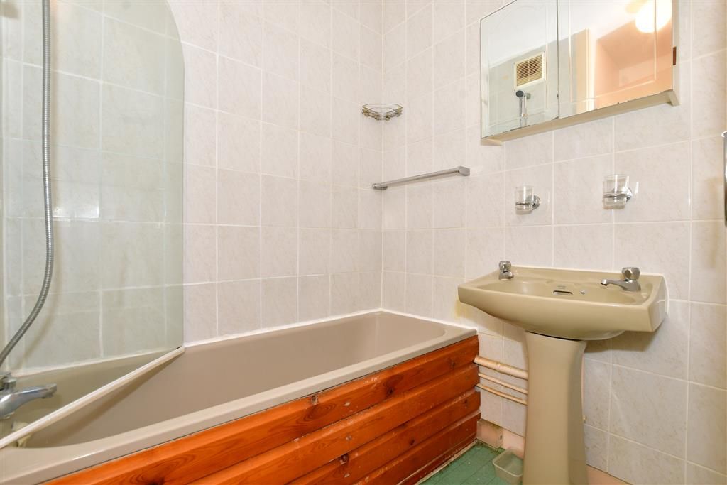 2 bed flat for sale in Clarendon Road, Wallington, Surrey SM6, £180,000