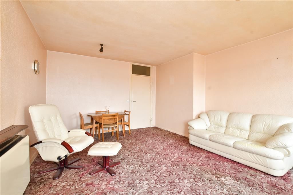 2 bed flat for sale in Clarendon Road, Wallington, Surrey SM6, £180,000