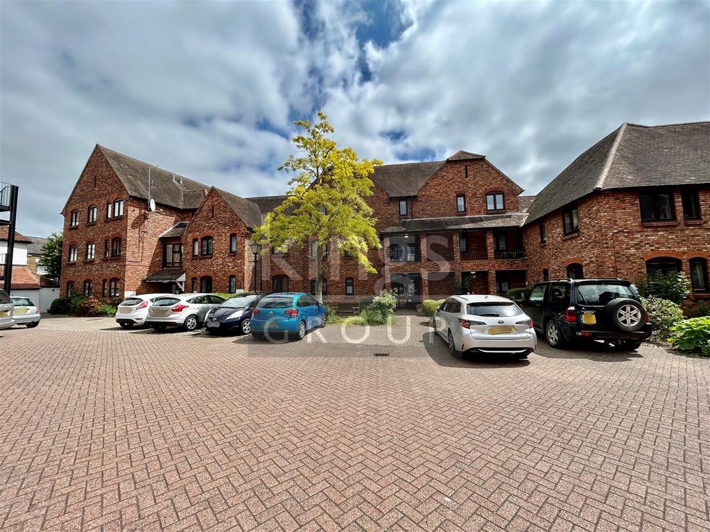 2 bed property for sale in Quakers Lane, Waltham Abbey EN9, £140,000