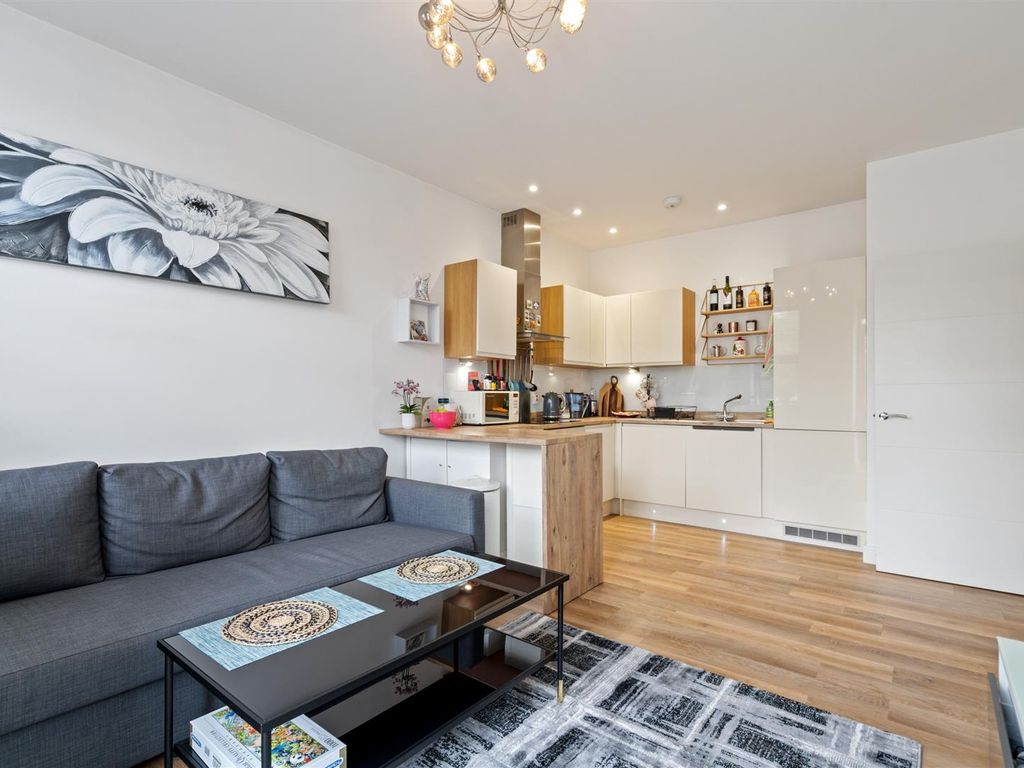 1 bed flat for sale in Warwick Road, Solihull B92, £145,000