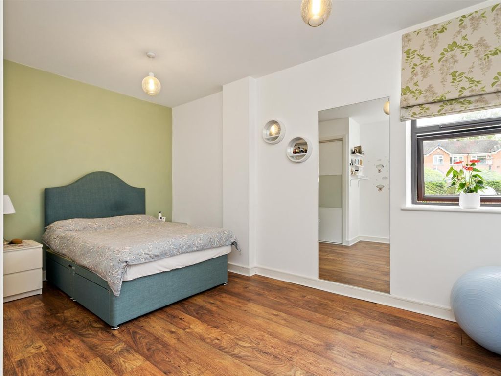 1 bed flat for sale in Warwick Road, Solihull B92, £145,000