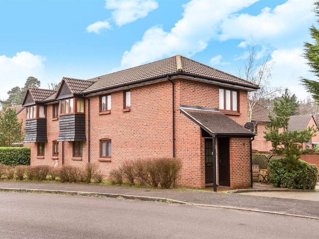 1 bed flat for sale in Merryman Drive Crowthorne, Berkshire RG45, £199,000