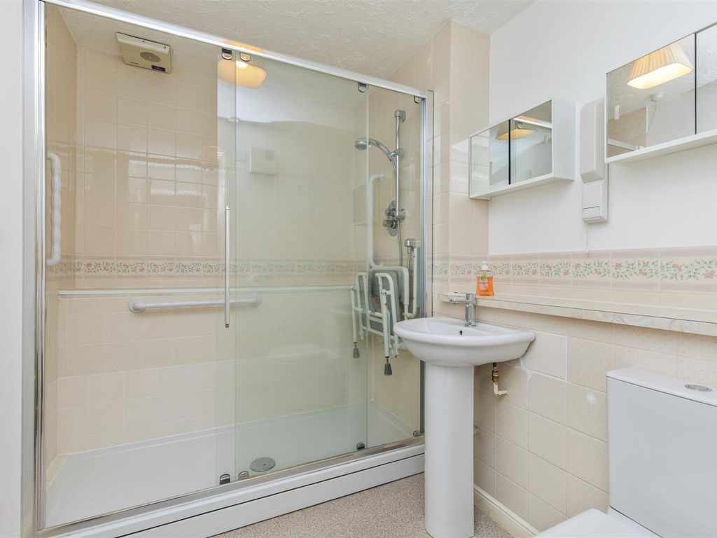 1 bed flat for sale in Cliffe High Street, Lewes BN7, £135,000