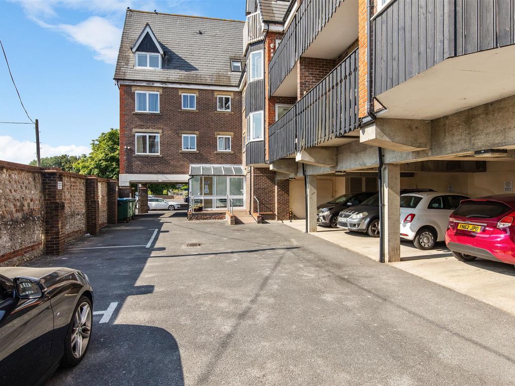 1 bed flat for sale in Cliffe High Street, Lewes BN7, £135,000