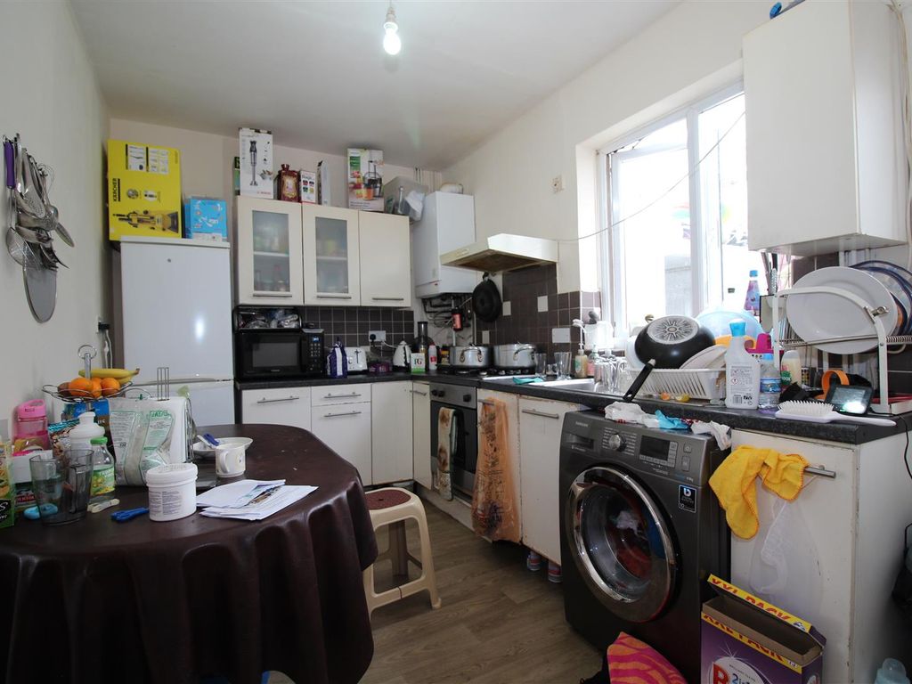 3 bed property for sale in The Brianway, Leicester LE5, £230,000