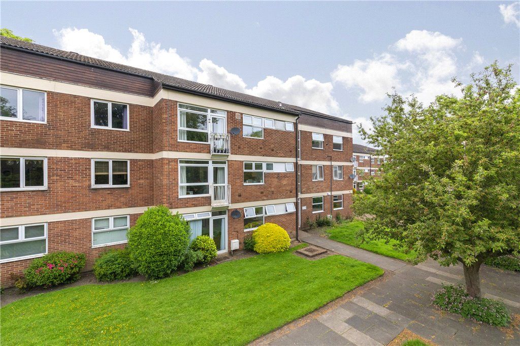 2 bed flat for sale in Foxhill Court, Leeds, West Yorkshire LS16, £165,000