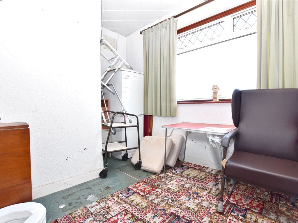 2 bed maisonette for sale in Braemar Avenue, Bexleyheath DA7, £215,000