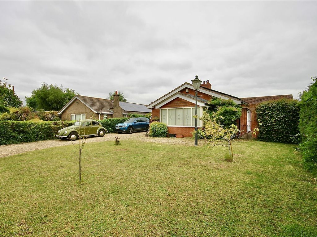 3 bed detached bungalow for sale in Thorpe Road, Tattershall Thorpe, Lincoln LN4, £330,000