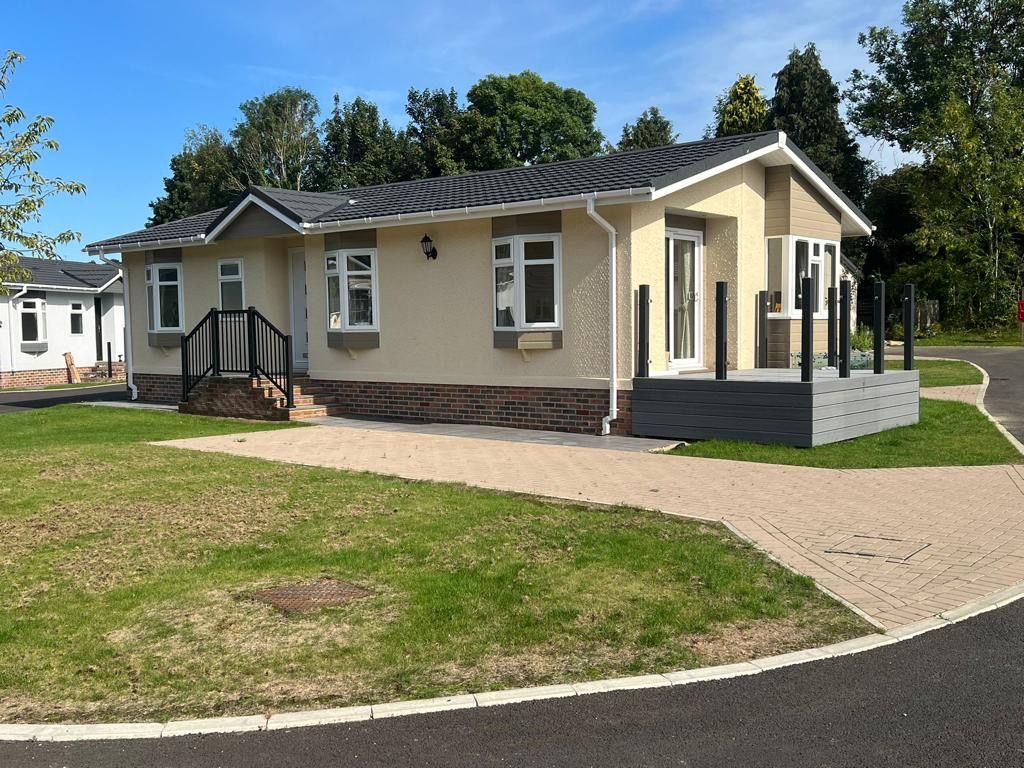 2 bed mobile/park home for sale in Cathedral View Residential Park, North Road, Ripon HG4, £225,000