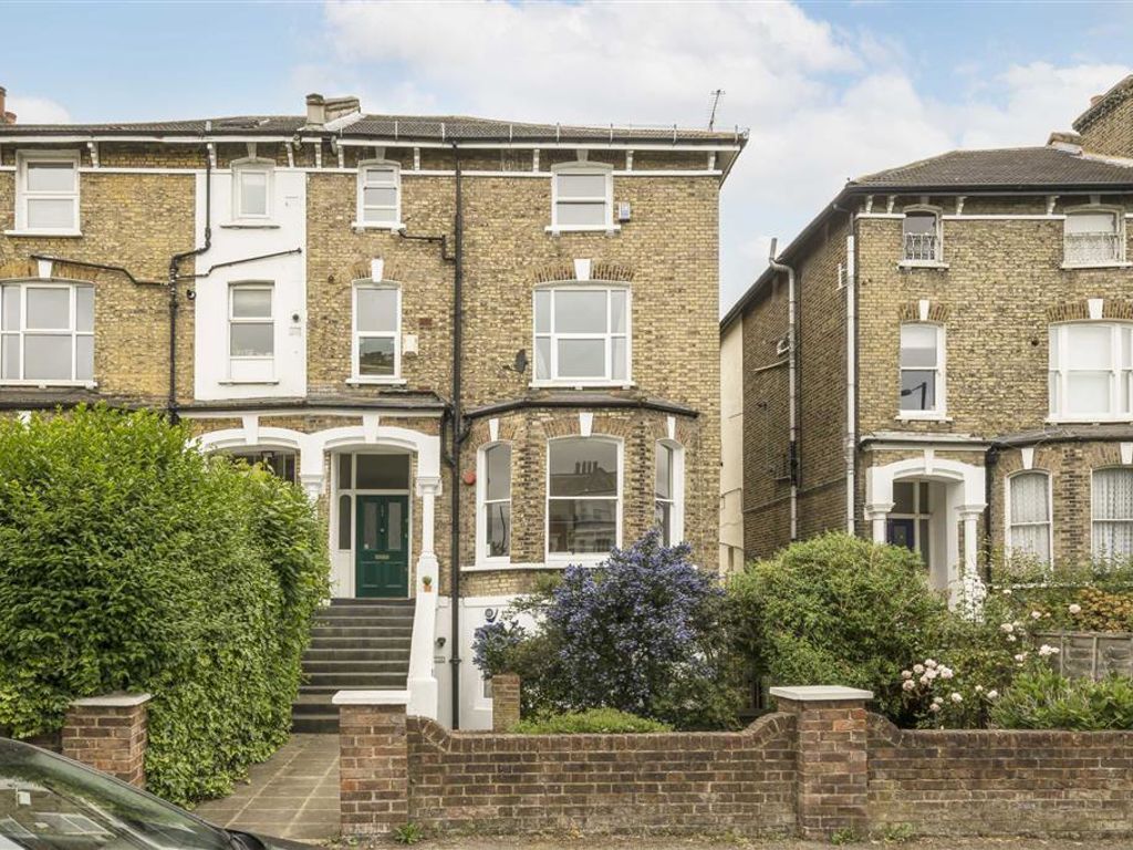 1 bed flat for sale in Burnt Ash Hill, London SE12, £275,000