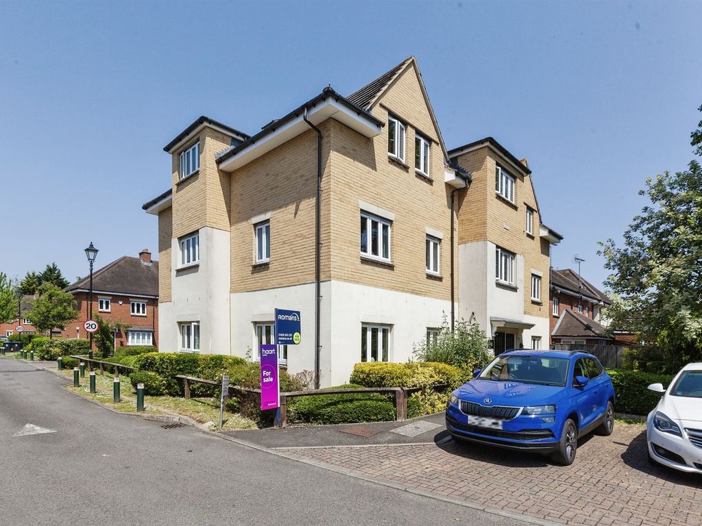 2 bed flat for sale in Montague Close, Farnham Royal, Slough SL2, £200,000