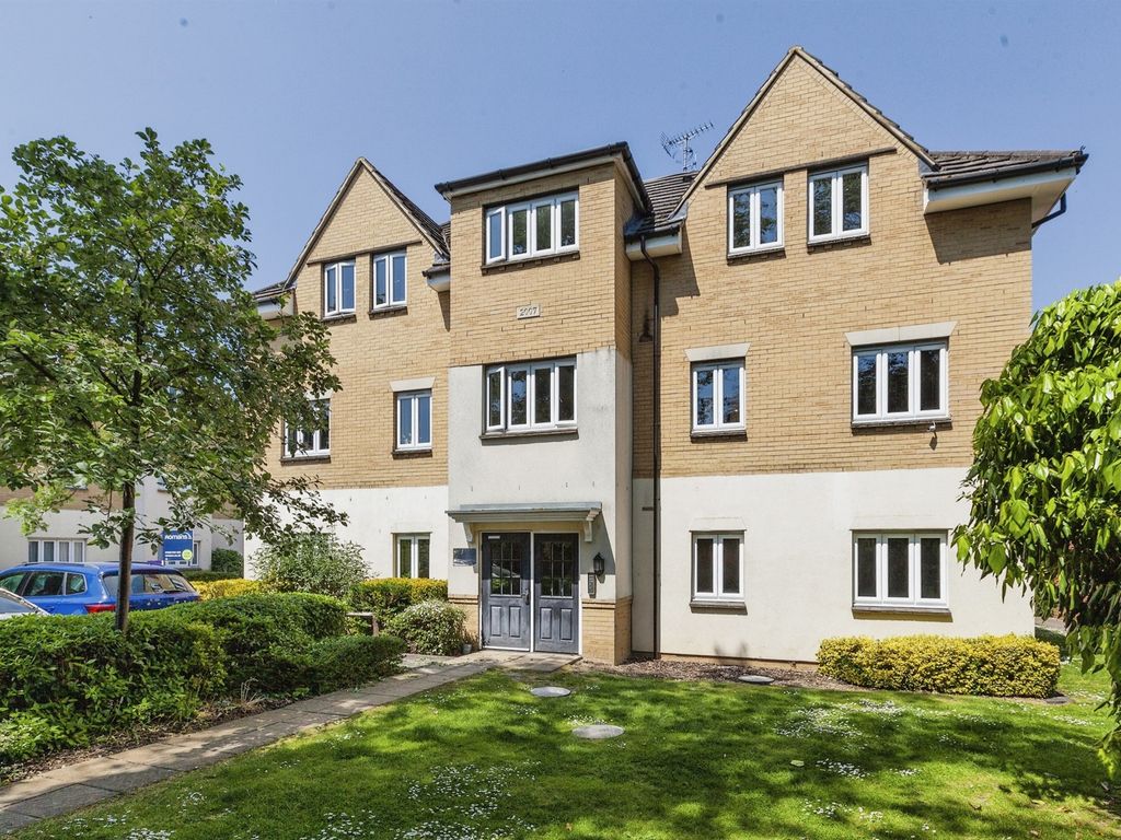 2 bed flat for sale in Montague Close, Farnham Royal, Slough SL2, £200,000