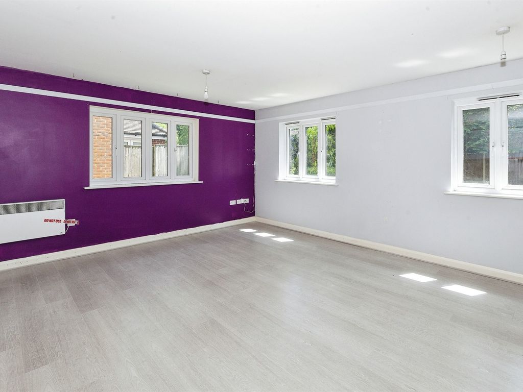 2 bed flat for sale in Montague Close, Farnham Royal, Slough SL2, £200,000