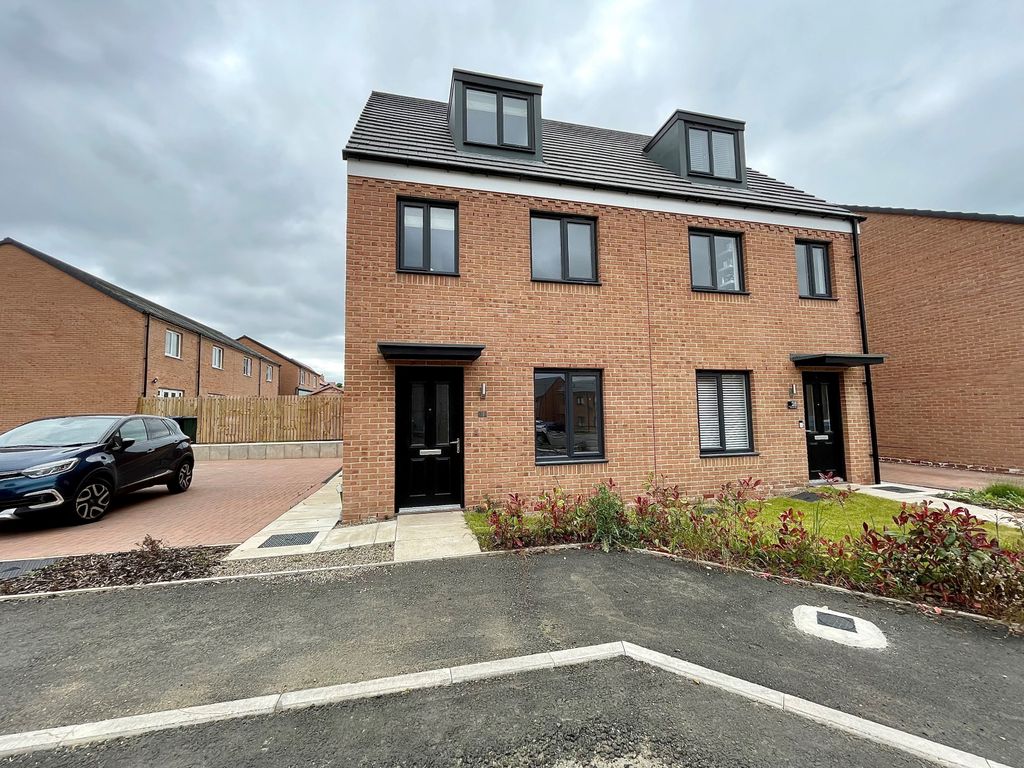 3 bed town house for sale in Red Kite Drive, Woolsington, Newcastle Upon Tyne NE13, £265,000