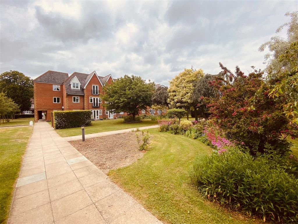 1 bed flat for sale in Watermans, Junction Road, Romford, (Over 60's Only) RM1, £160,000