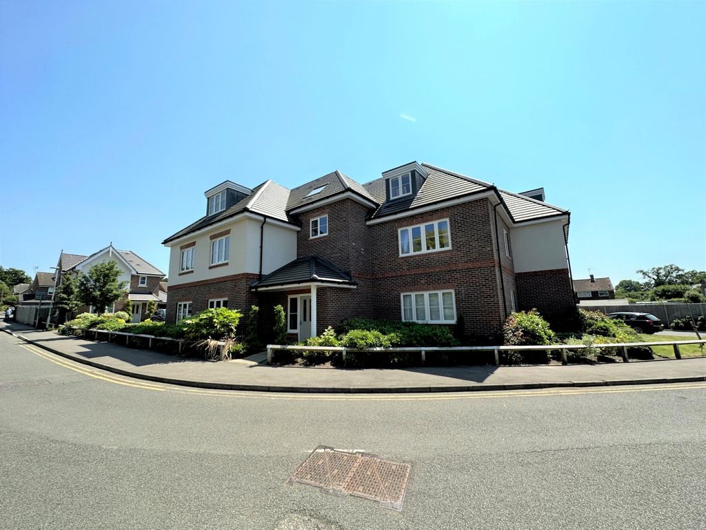 2 bed flat for sale in Kingfisher Place, Bracknell, Berkshire RG42, £300,000