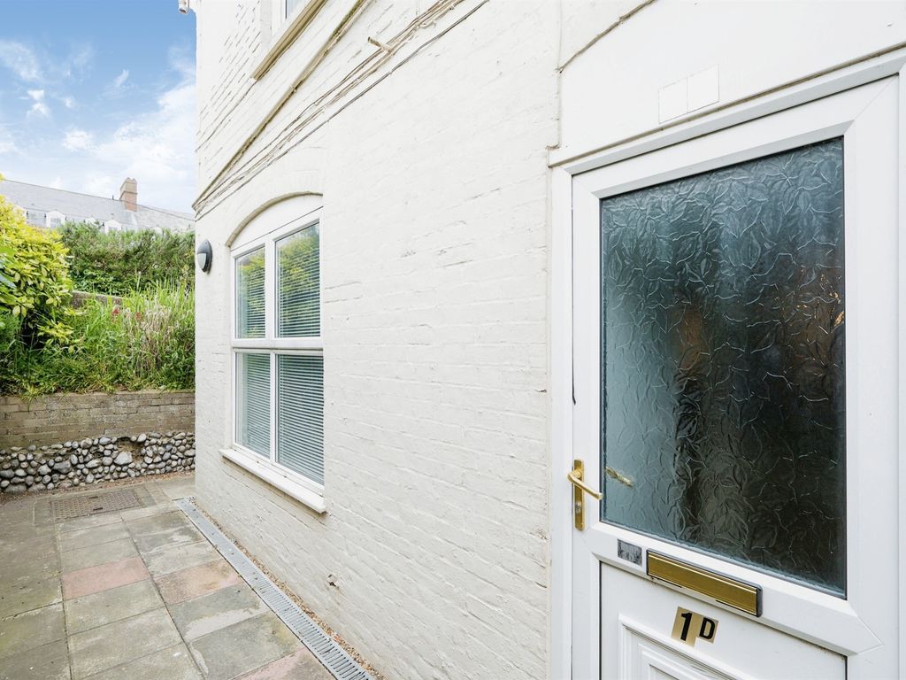 2 bed flat for sale in Cabbell Road, Cromer NR27, £275,000
