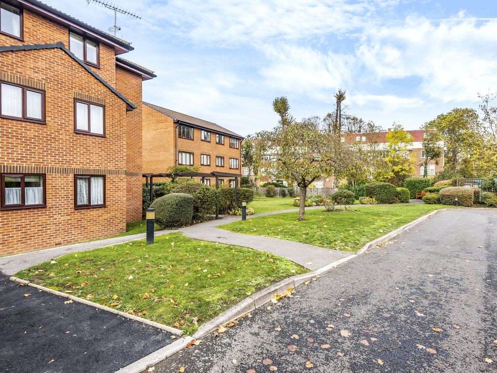 1 bed flat for sale in Wordsworth Drive, Cheam, Sutton SM3, £110,000