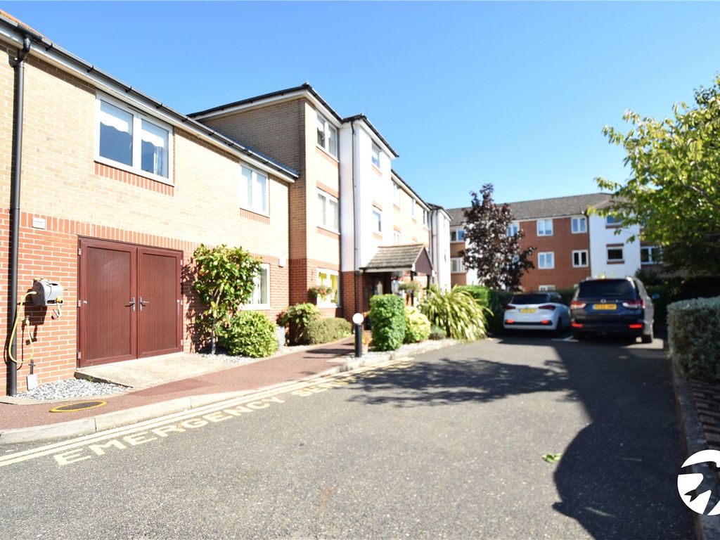 2 bed flat for sale in Kennett Court, Oakleigh Close BR8, £250,000