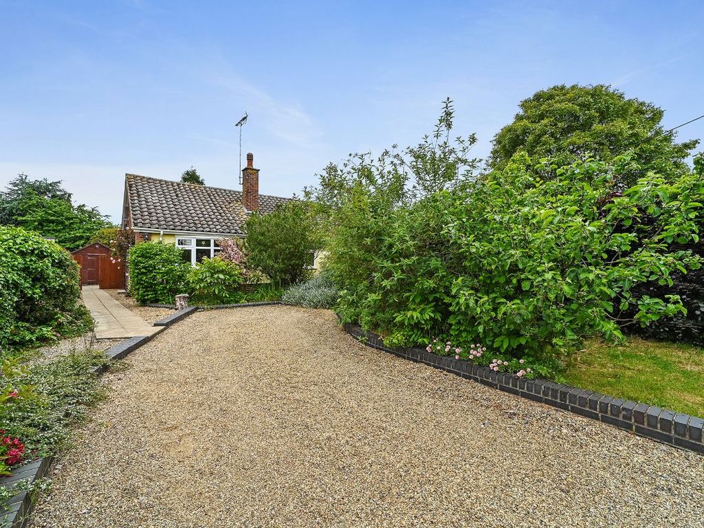 2 bed bungalow for sale in Camberley, Church Road, Chelmondiston, Ipswich IP9, £290,000