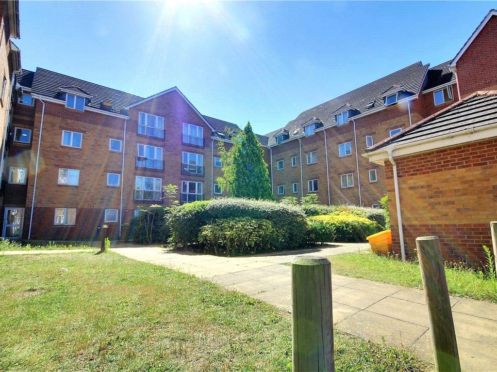 2 bed flat for sale in Oxford Road, Reading, Berkshire RG30, £200,000