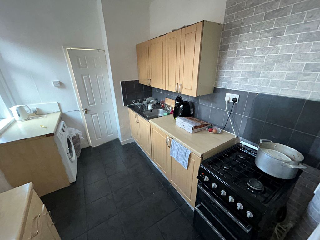 2 bed flat for sale in Westbourne Avenue, Bensham, Gateshead NE8, £65,000