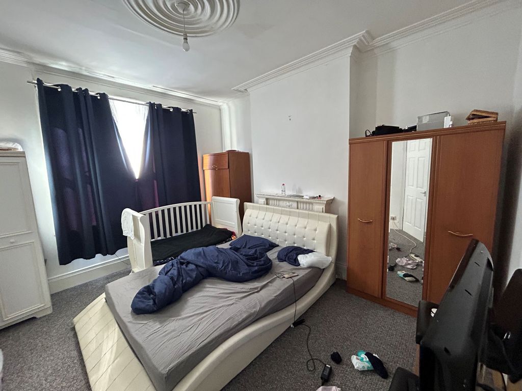 2 bed flat for sale in Westbourne Avenue, Bensham, Gateshead NE8, £65,000