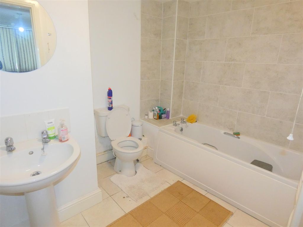 3 bed flat for sale in Fosse Road North, Newfoundpool, Leicester LE3, £160,000