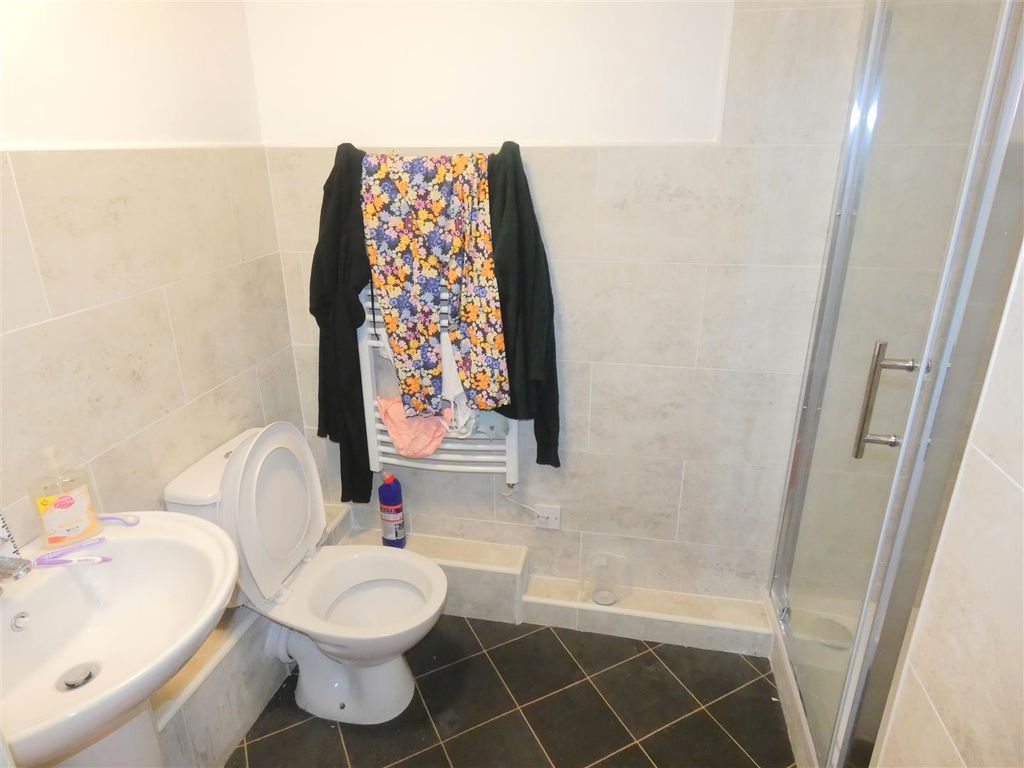 3 bed flat for sale in Fosse Road North, Newfoundpool, Leicester LE3, £160,000