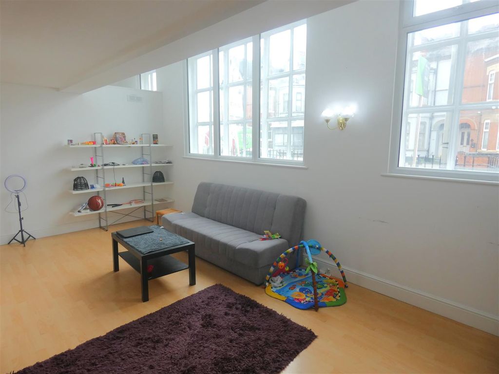 3 bed flat for sale in Fosse Road North, Newfoundpool, Leicester LE3, £160,000