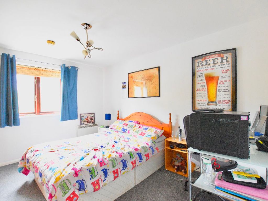 2 bed flat for sale in Atherton Road, Stratford E7, £315,000