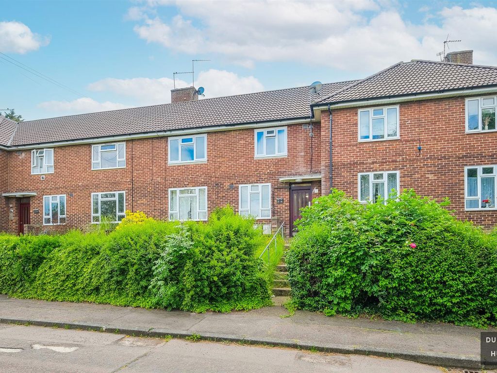 1 bed flat for sale in Goldingham Avenue, Loughton IG10, £275,000