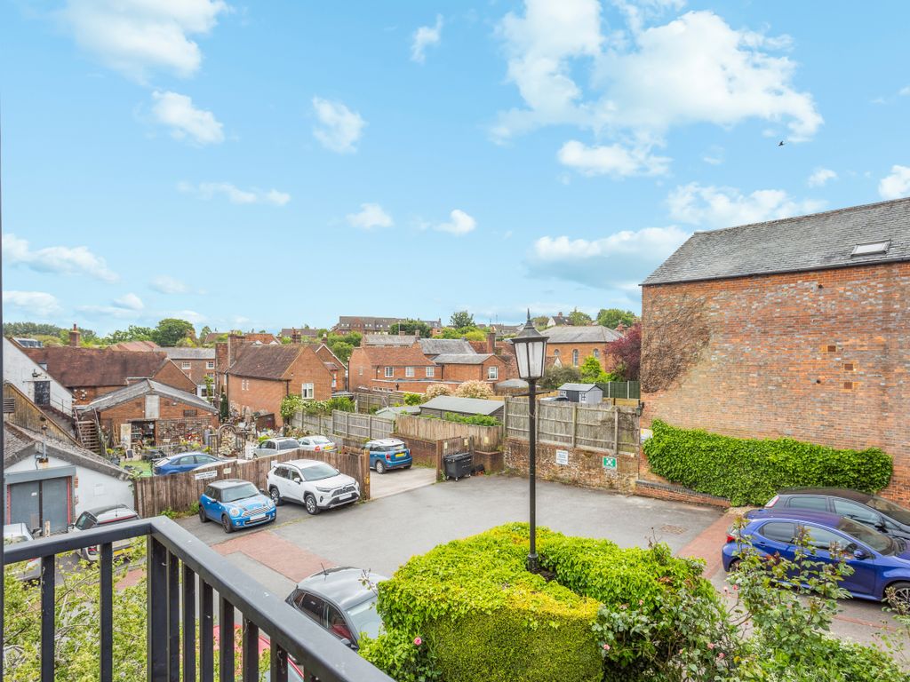 1 bed flat for sale in Crown Mews, Hungerford RG17, £169,950