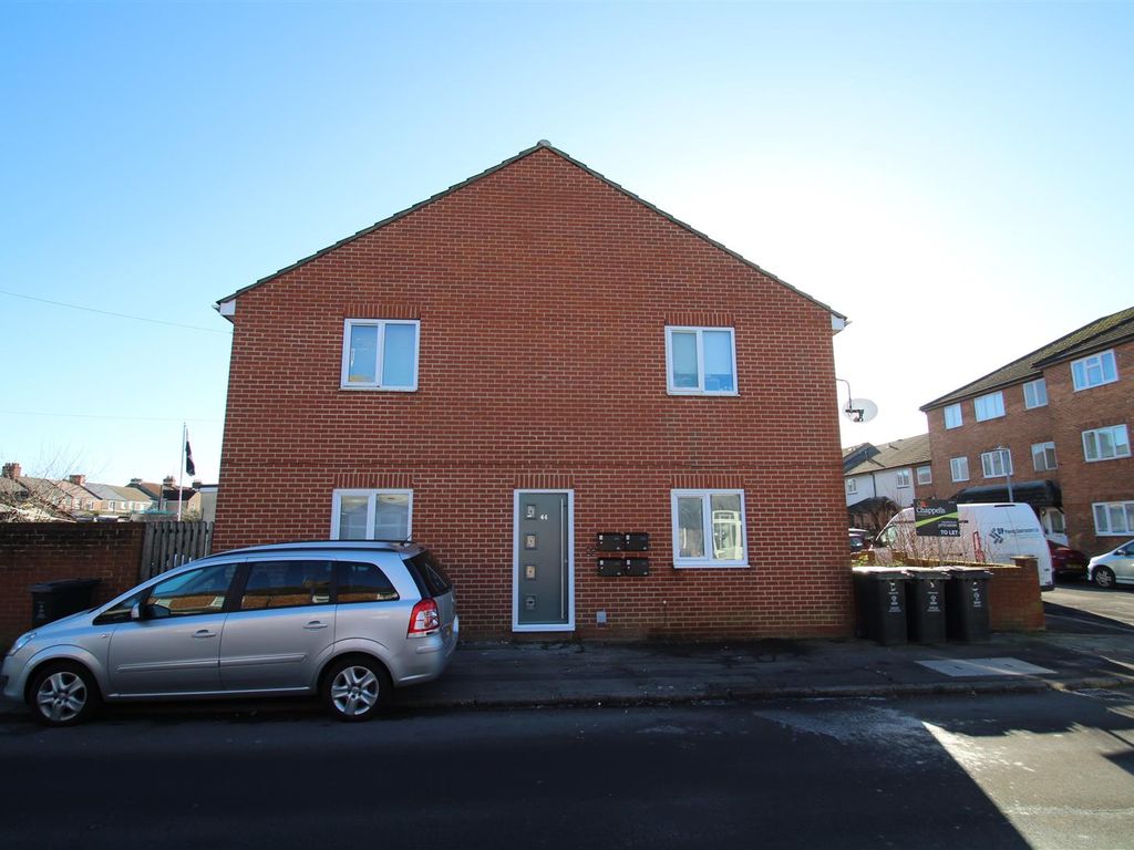 1 bed flat for sale in Rose Street, Rodbourne, Swindon SN2, £105,000