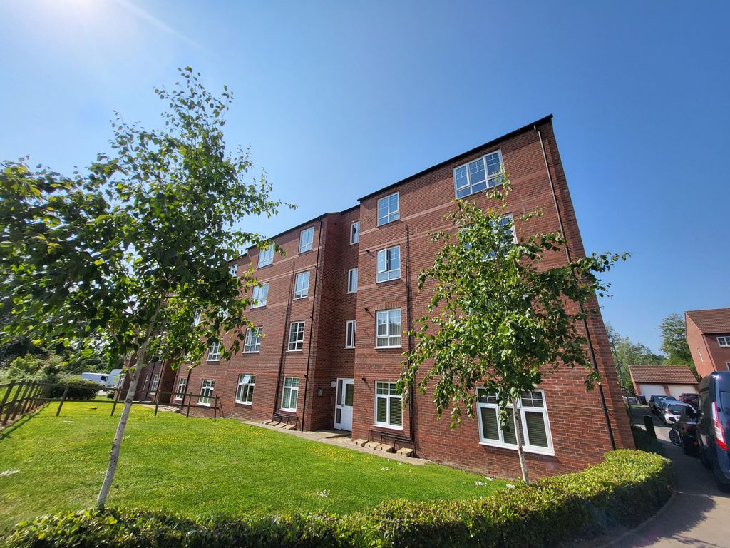 2 bed flat for sale in Lakeview Court, Wildacre Drive, Northampton NN3, £140,000