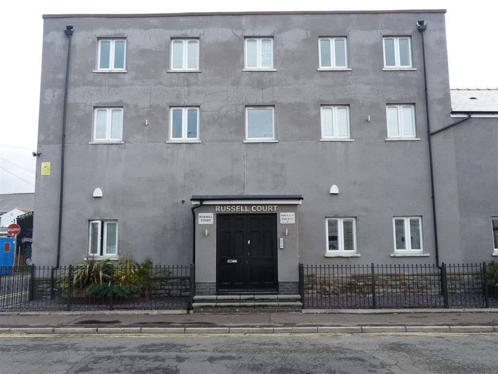 3 bed flat for sale in Russell Street, Cathays, Cardiff CF24, £180,000