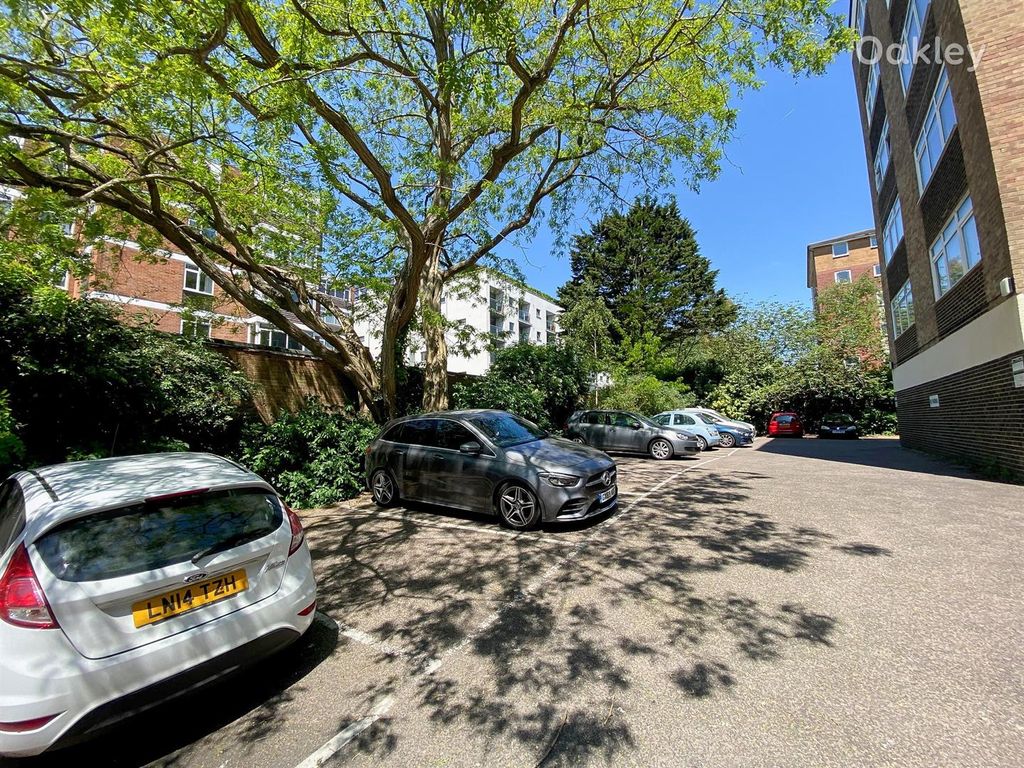 1 bed flat for sale in Coniston Court, Holland Road, Hove BN3, £225,000