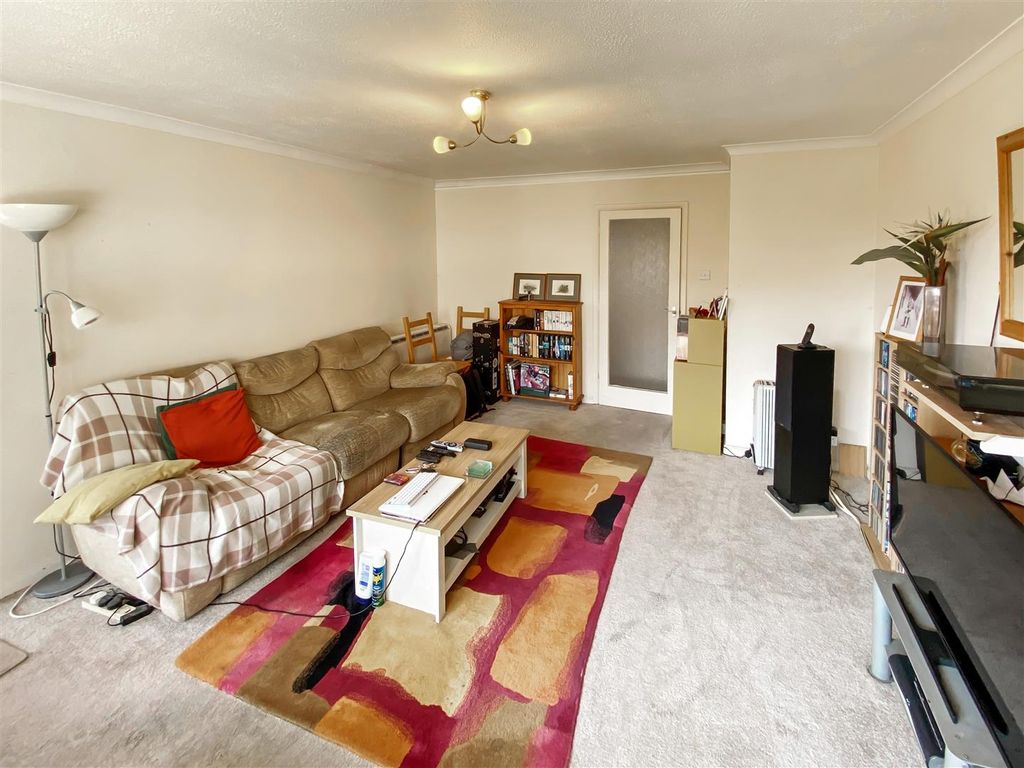 2 bed flat for sale in St. Floras Road, Littlehampton BN17, £160,000