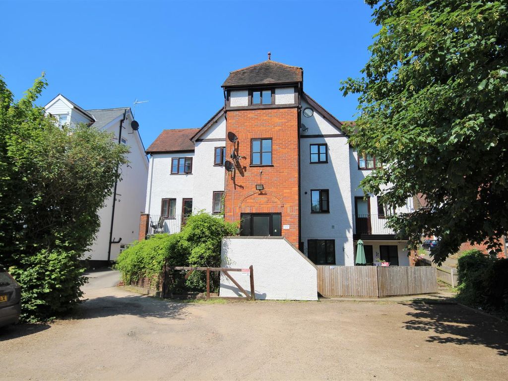 1 bed flat for sale in West Wycombe Road, High Wycombe HP12, £140,000
