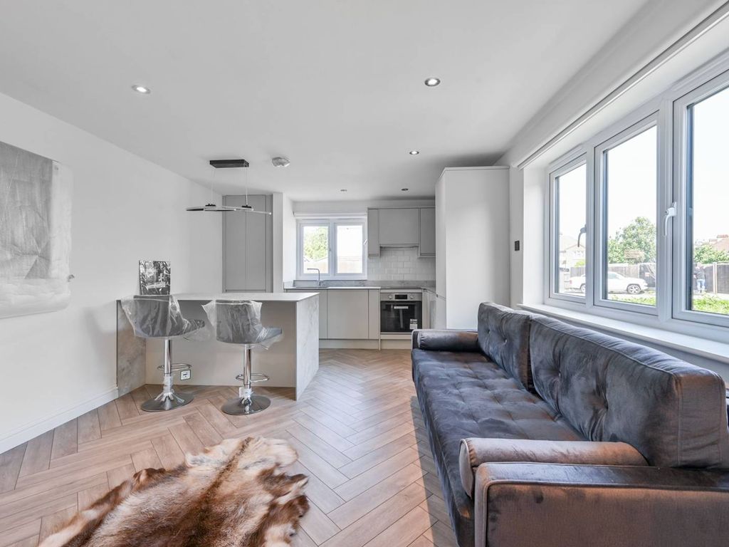 1 bed flat for sale in New Close, Merton, London SW19, £290,000