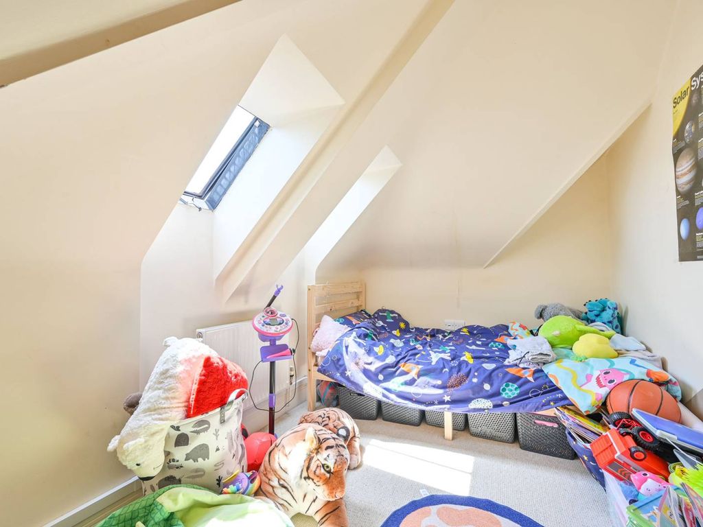 2 bed flat for sale in Addlestone Park, Addlestone KT15, £275,000