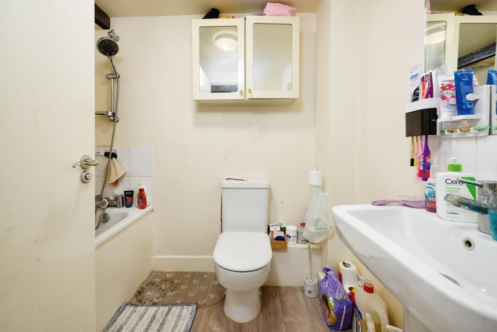1 bed flat for sale in High Street, Ognar, Essex CM5, £200,000