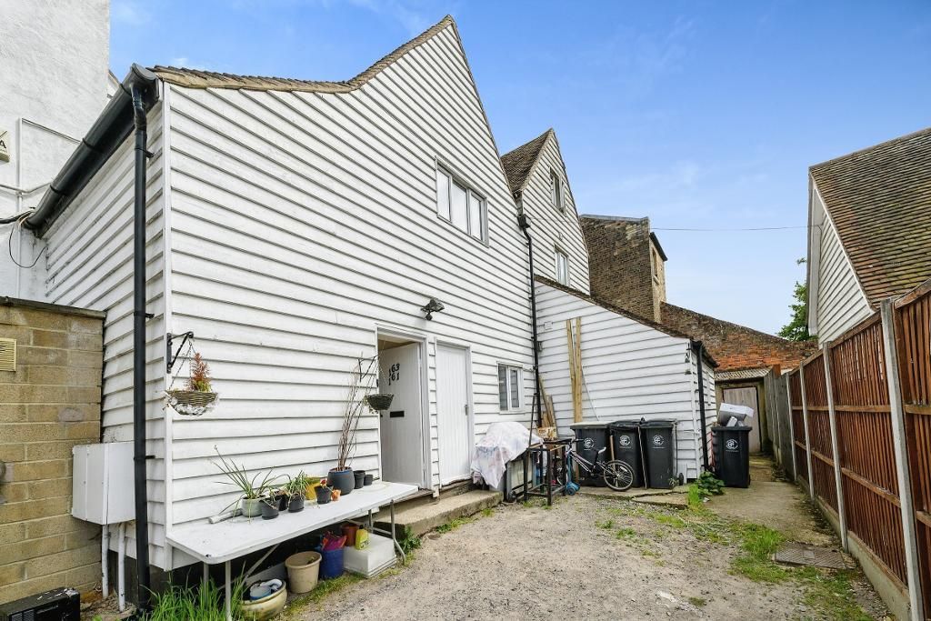 1 bed flat for sale in High Street, Ognar, Essex CM5, £200,000