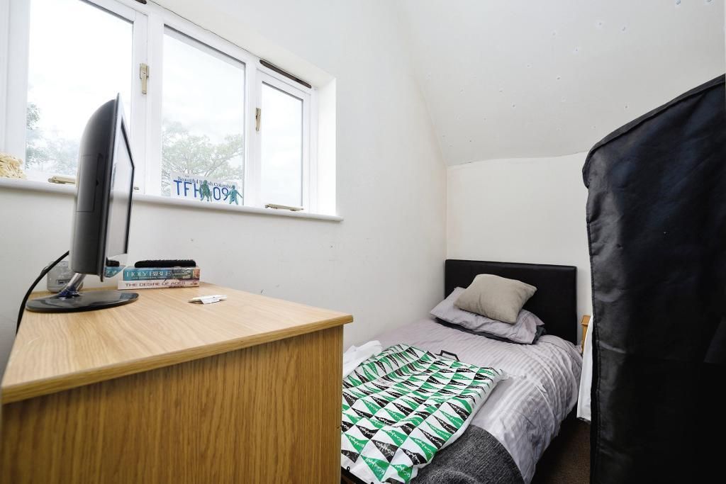 2 bed flat for sale in High Street, Ognar, Essex CM5, £250,000