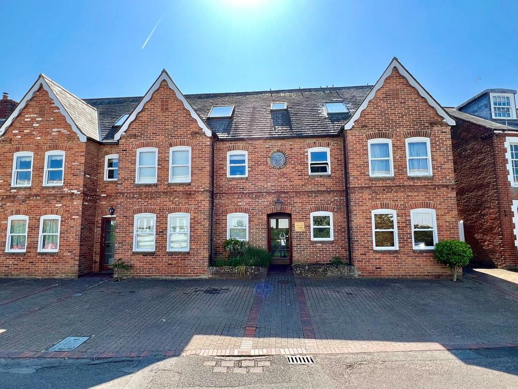 2 bed flat for sale in Waterloo Road, Lymington SO41, £260,000