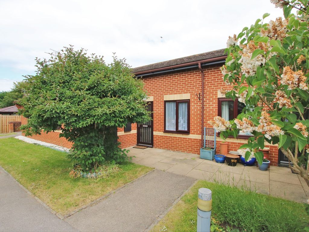 2 bed bungalow for sale in Kennet Court, Wokingham RG41, £300,000